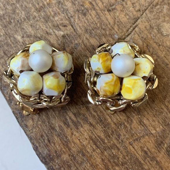 Vintage HONG KONG Yellow Bead Gold Plated Clip On Earrings Woman’s Jewelry - Picture 8 of 8